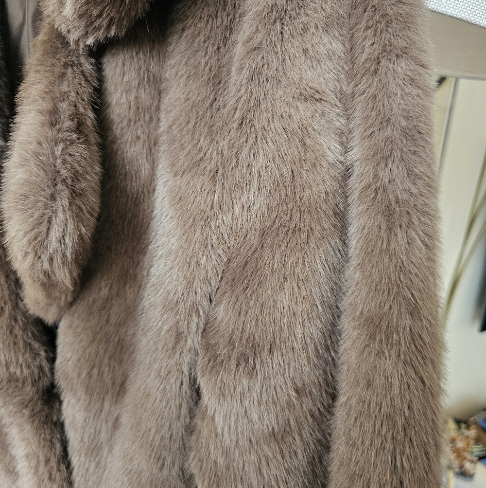 NWT Rebecca Minkoff Long Faux Fur Coat – Size M - Picture 16 of 16